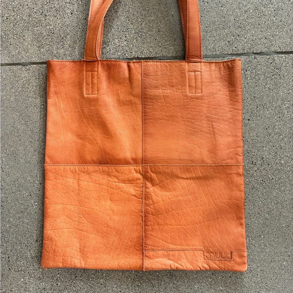Elegant Tan Leather Tote Bag - Picture 4 of 5